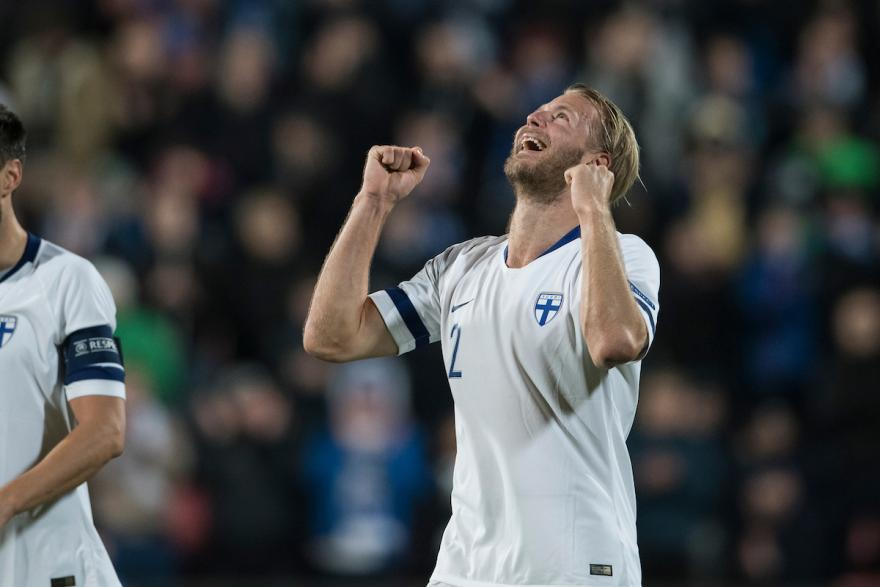 芬兰球队意气风发，冲向胜利！