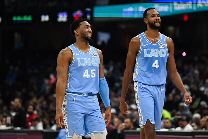 快船险胜鹈鹕，米切尔状态火热