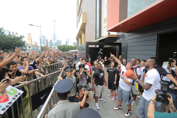 广州队翻盘新疆队，詹姆斯带队取胜