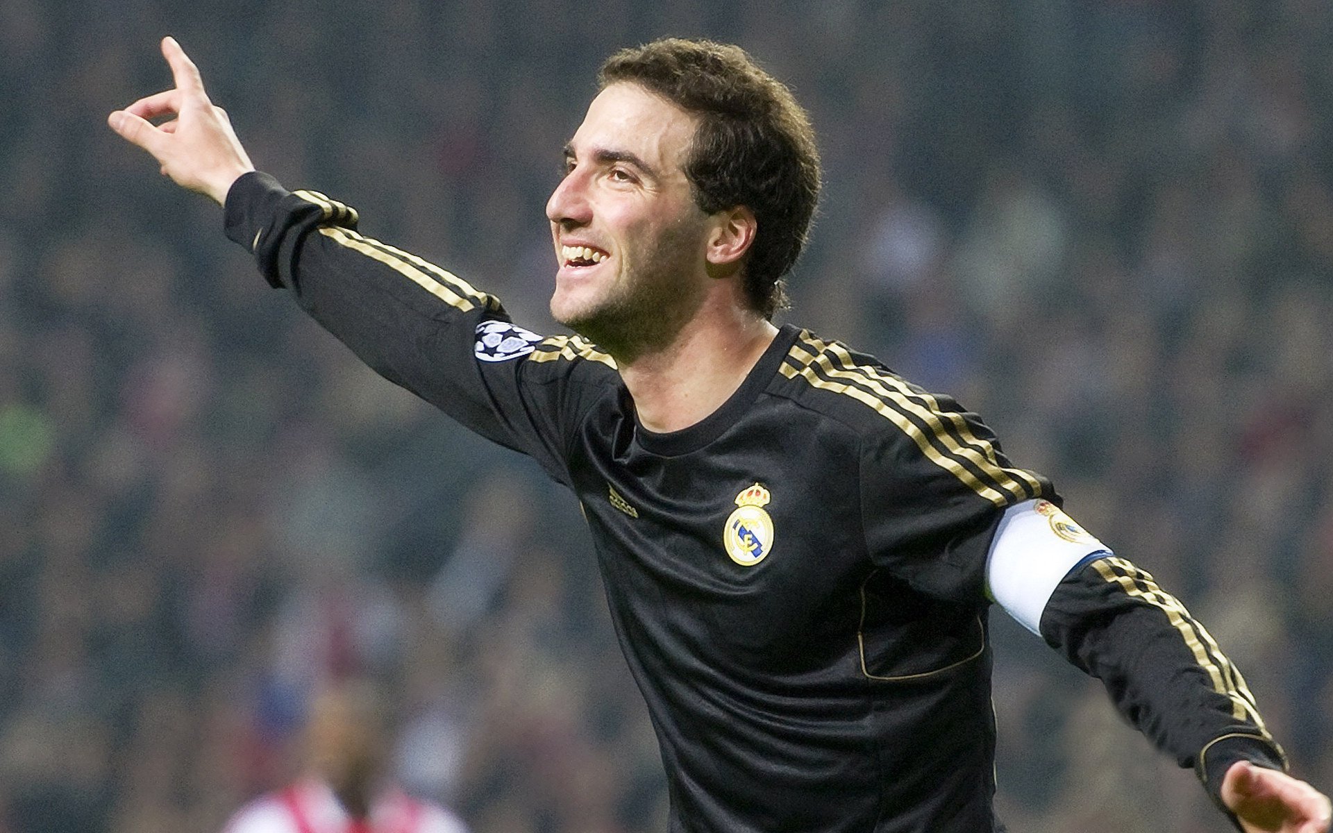 马丁内利闪电撕裂，雷恩铁壁锁死红魔—一场战术完胜的现代足球启示录